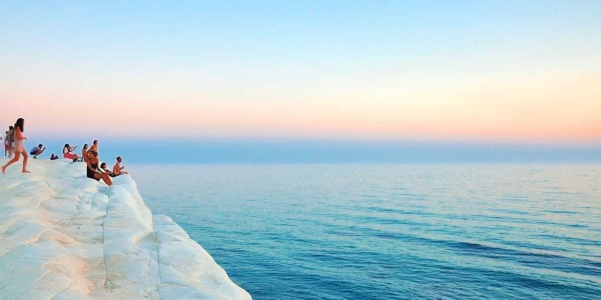 Dlaczego to działa: tożsamość, amygdala hijack i efekt backfire