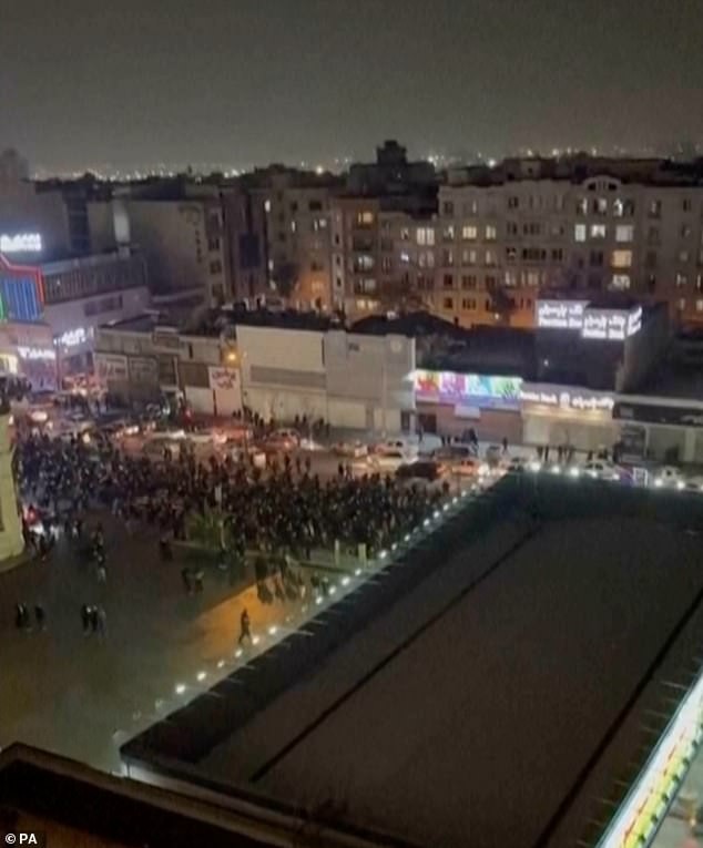 Iran sull’orlo del collasso proteste di massa urlano 'morte al dittatore' e si estendono in 348 città di 31 province