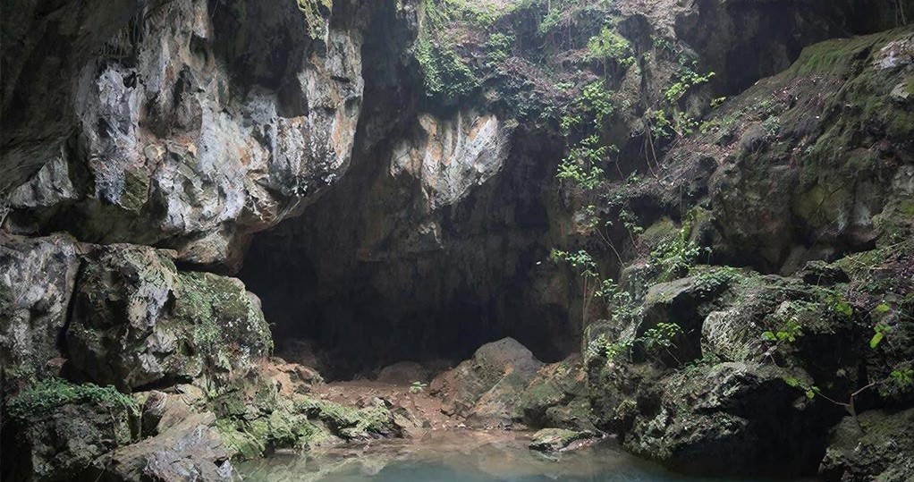 Treino intenso em cavernas: 28 astronautas divididos em quatro grupos, cada um passando cerca de uma semana em cavernas profundas