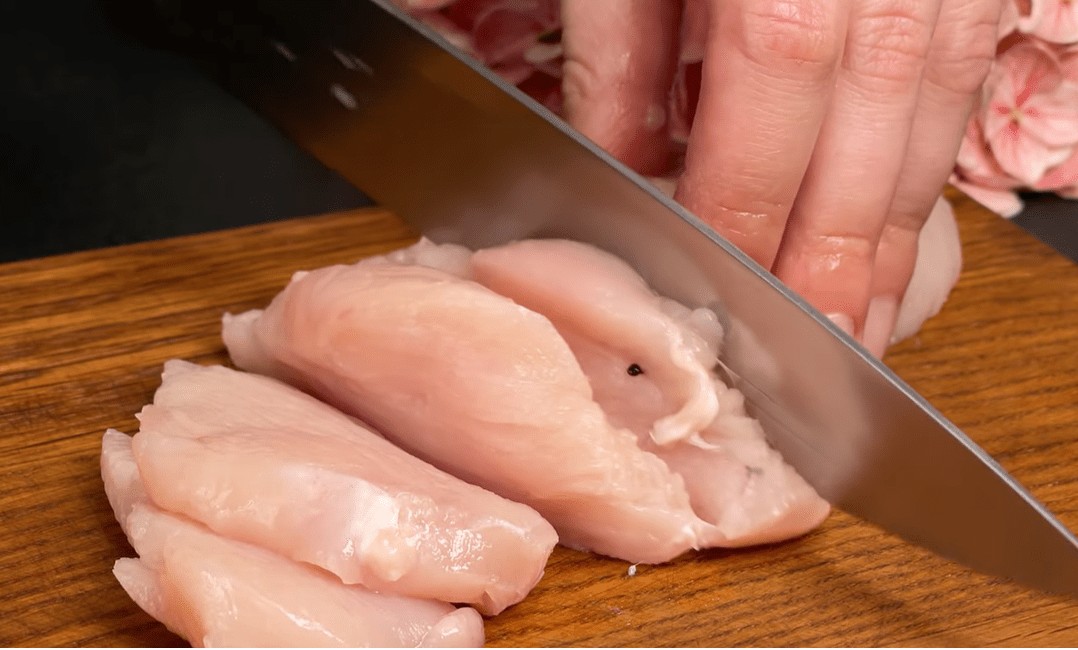 Сите потребни состојки за крцкавото пилешко и сосот кои ќе го подигнат вкусот на ново ниво