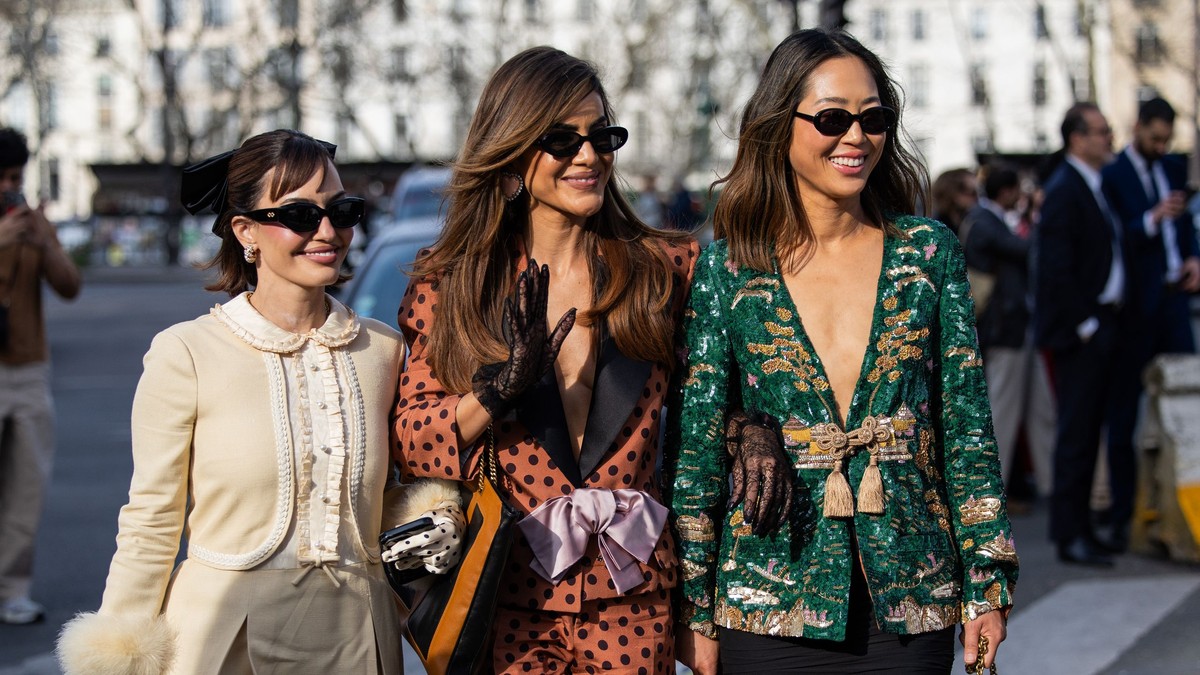 Preppy in evoluzione: silhouette fluide e stile urbano