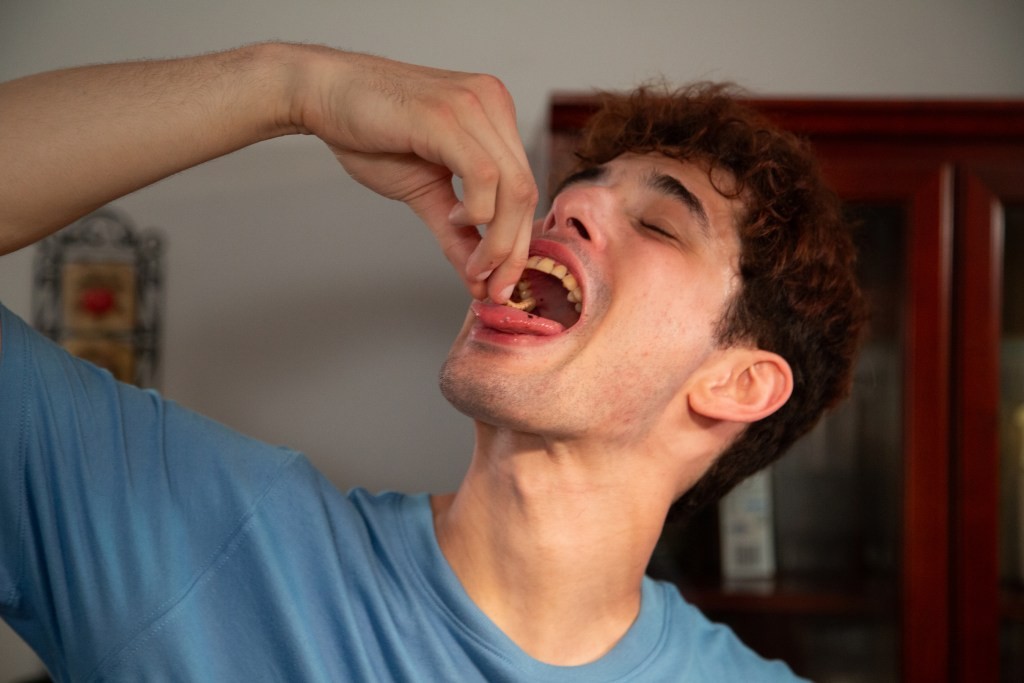 Carlos vê os insetos como iguarias com sabor a manteiga de pipoca