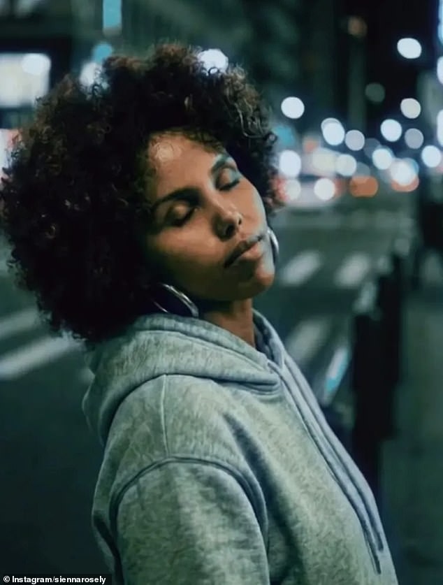 La voce, l’immagine e le canzoni di Sienna Rose sono tutte finte