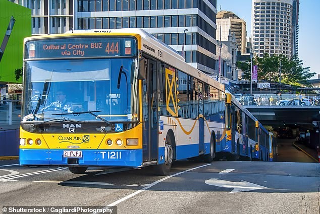 Возач на градски автобус објаснува зошто НИКОГАШ не им застанува на патници кои трчаат по автобусот и има логика