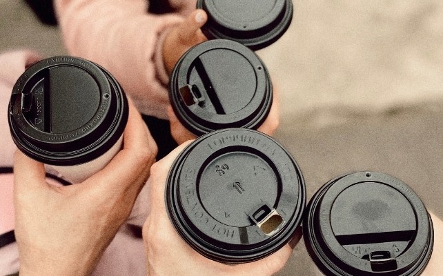 O experimento de Brisbane: dois tipos de copos e duas temperaturas