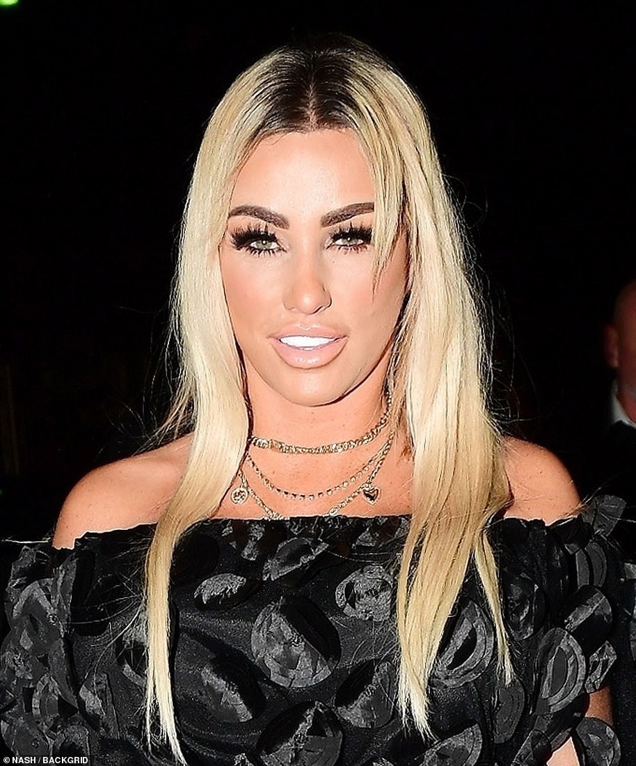 2022: Тајно враќање во Белгија за подигнување на веѓи и очи и критики за нејзините „преекспонирани“ веѓи