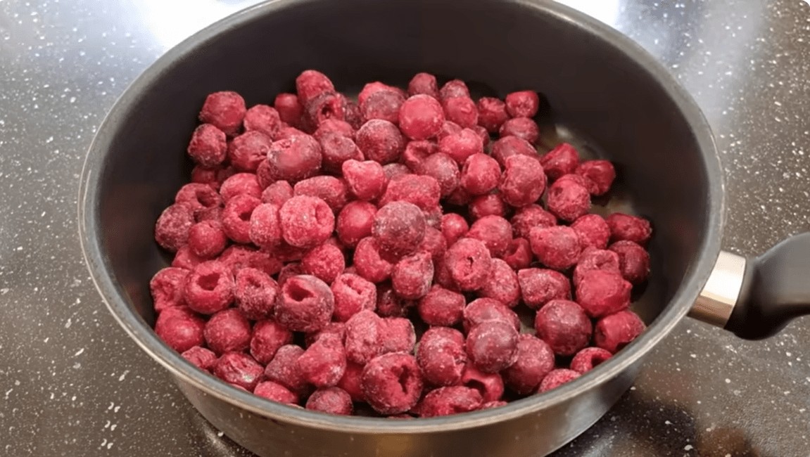 Десерт кој го полуди интернетот: Кремасти ролни со вишни и кокос готови за само 10 минути, без печење и без јајца