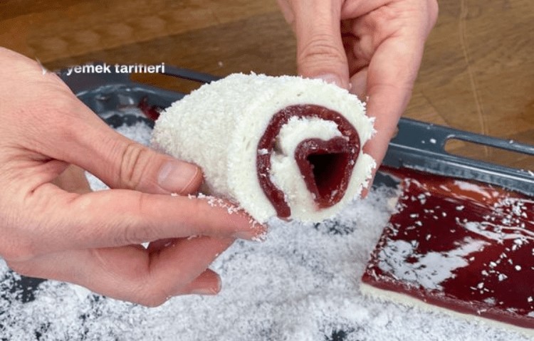 Состав: Кокосова магија и овошен сос од вишни за неодолив вкус