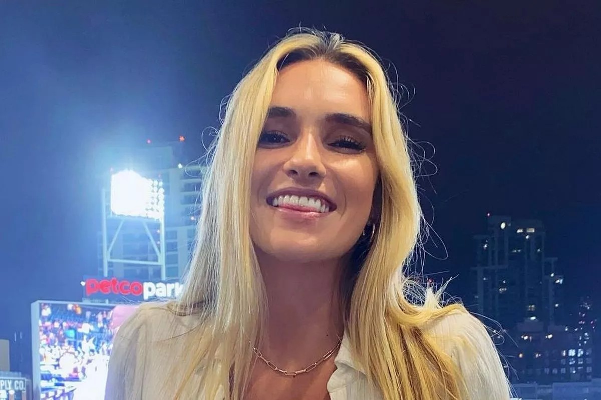 Фотографии од соблекувална, тимски прослави и колеџ моменти ги разбудија сеќавањата кај нејзините пријатели