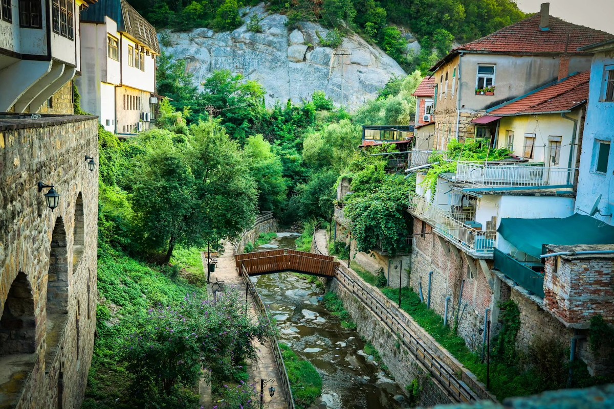 Во Кратово автентичноста не е декор: вршник, саџак и вистинска работа со раце ги оживуваат старите вкусови