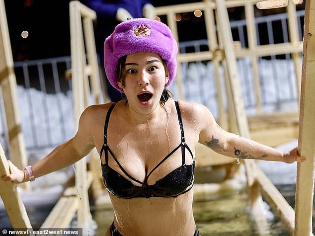 Илјадници православни верници во Русија, дури и на -33, влегоа во ледените води за Водици