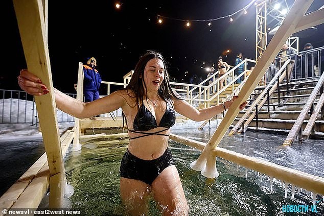 Православните верници по трипати нуркаат во ледени дупки за да ја повикаат Светата Троица, иако температурите достигнуваат до -33C