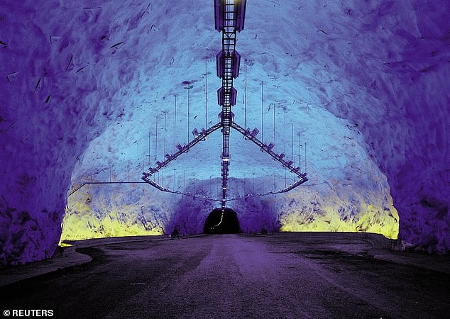 Паркинг во внатрешни карпи со светлосно уживање и паузи за возачите