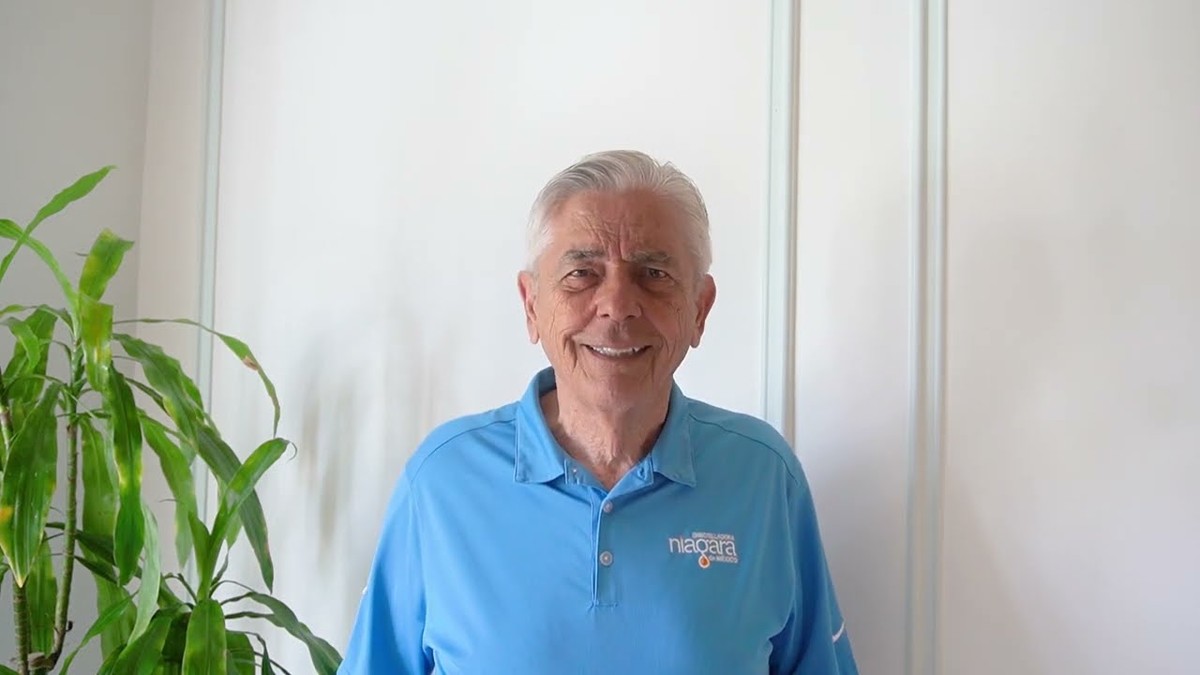 Кој е Енди Пејкоф Сениор - Македонскиот бизнисмен во САД што ја направи водата „најдобар пијалак по најниска цена“