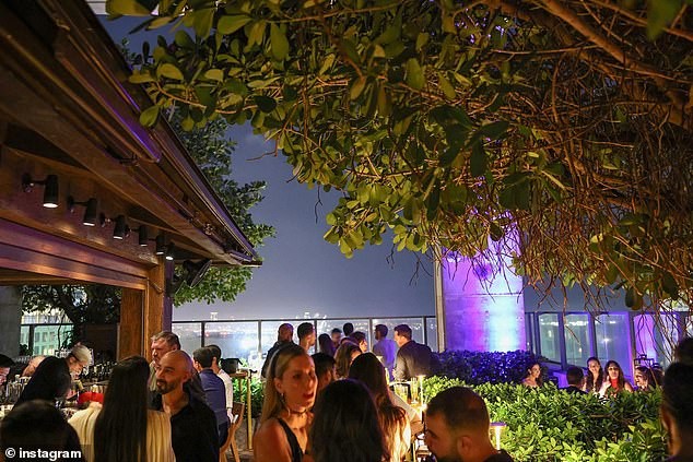 Ако ја видите оваа жена во ноќен клуб во Мајами – НЕ флертувајте со неа и не ја носете дома, предупредува полицијата