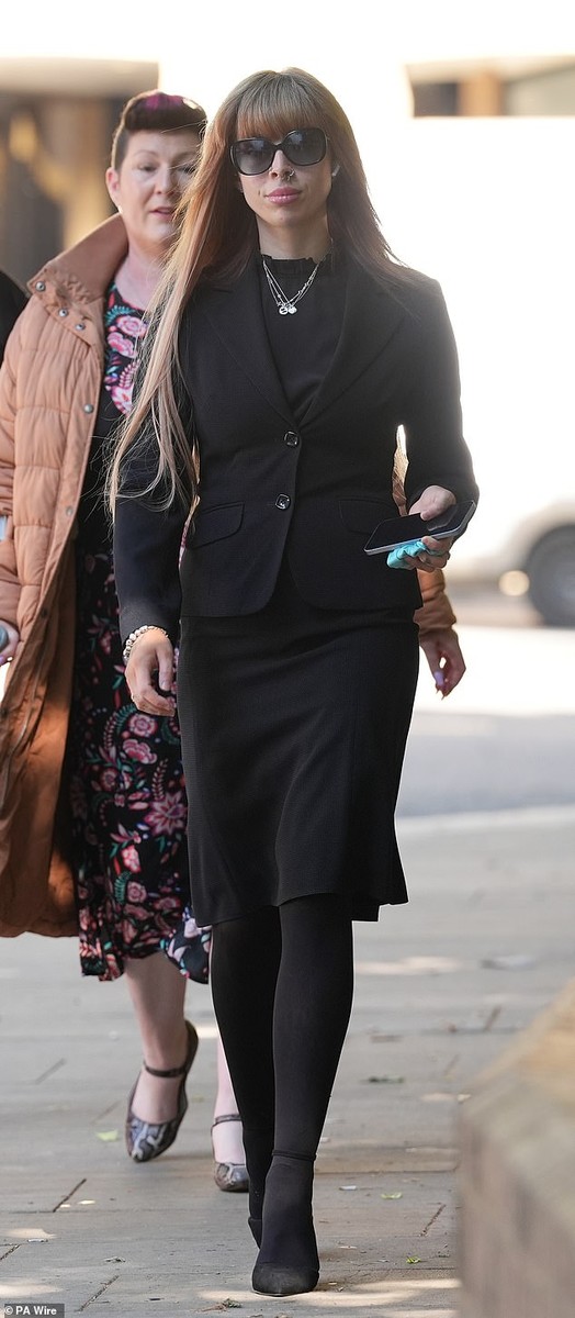 Une agente pénitentiaire de 23 ans, diabolique et prête à tout, entretient des liaisons avec deux détenus et rêve de les rejoindre à l’extérieur