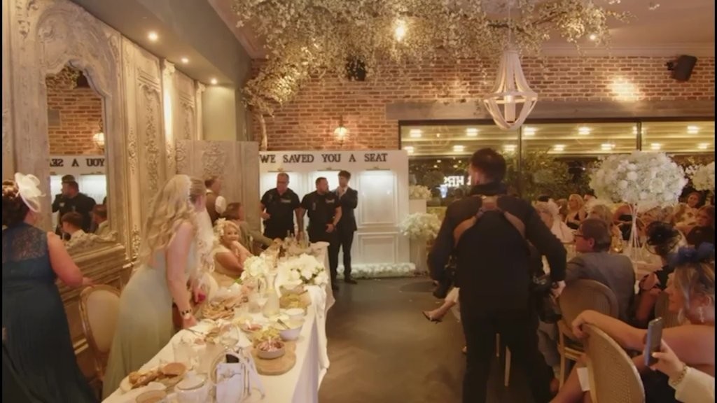 Полицијата влета среде свадба, невестата е главен осомничен, а гостите останаа шокирани