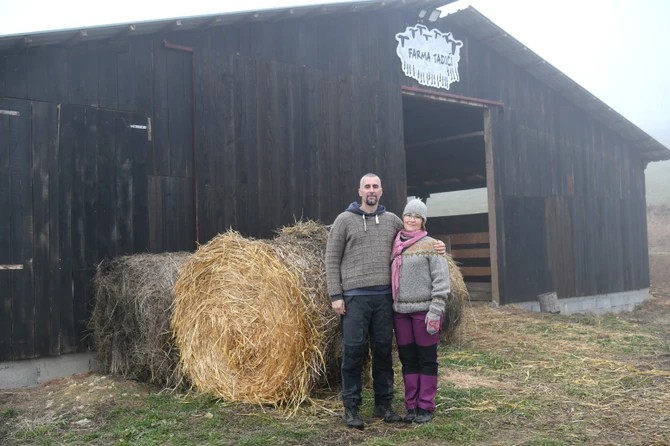 Миа доаѓа на курс по српски јазик, наоѓа љубов и судбината ја врзува за српско село