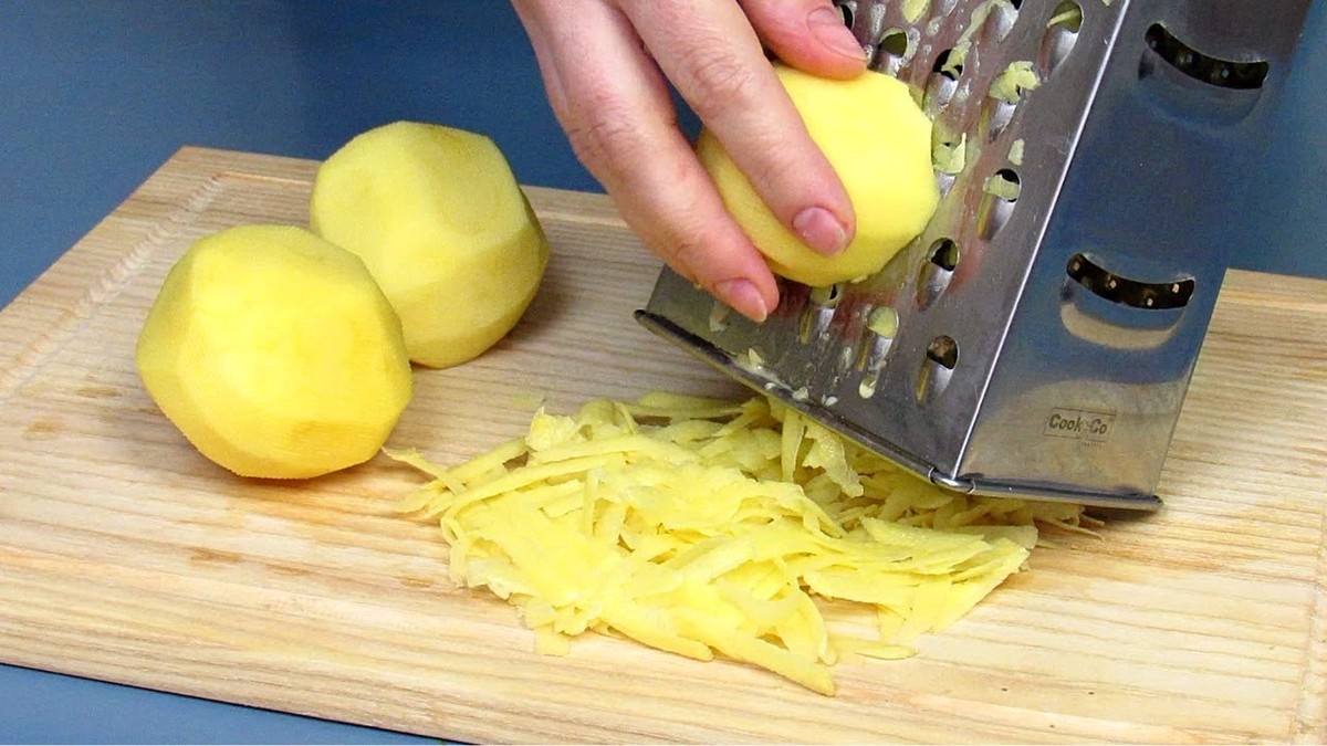 Полесно и од пица! Со само 3 рендани компири добивате печен ручек кој ќе ти го исполни домот со мирис и среќа