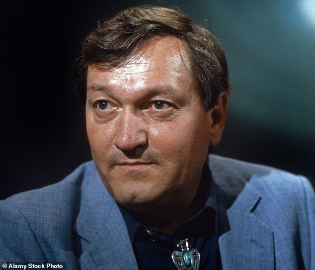 Ерих фон Деникен веруваше дека непознати богови пристигнале на Земјата во летачки објекти и ја создале човечката цивилизација