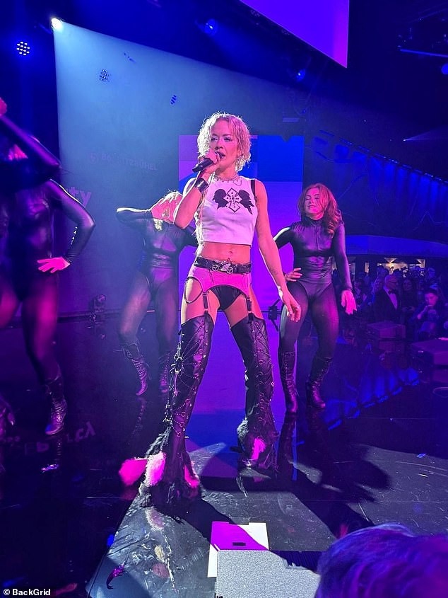 Rita Ora rozświetla scenę w Austrii w skąpej bieliźnie podczas występu w Kitzbühel