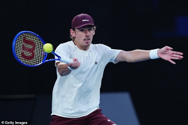 Alcaraz Advances to Quarter-Finals as De Minaur Advances in Style
