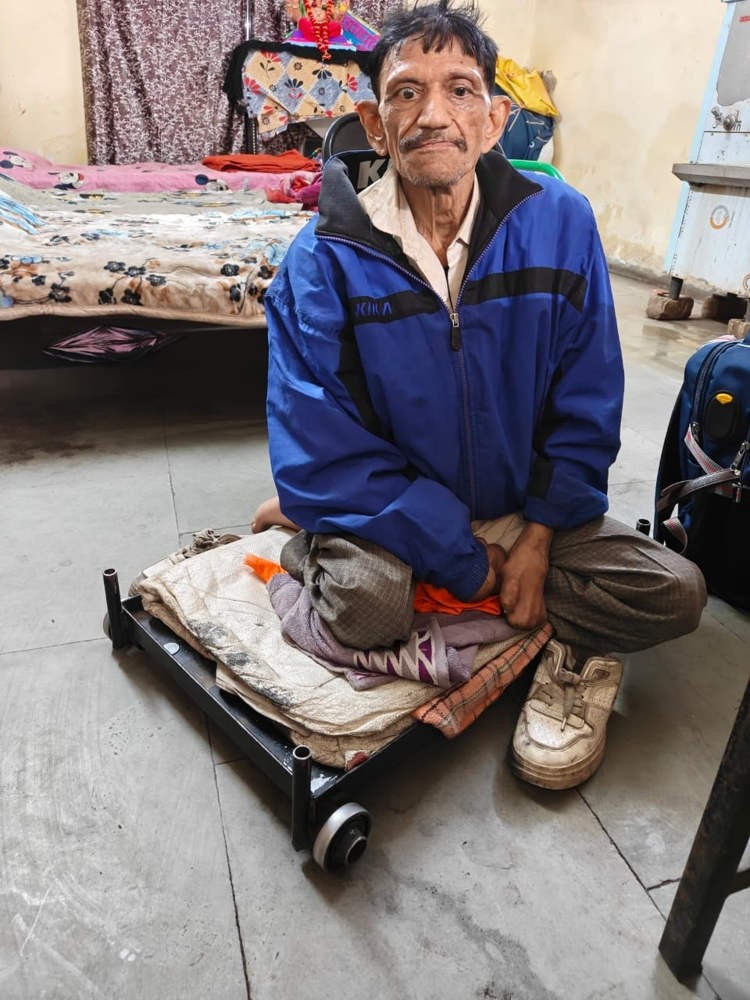 Non era senza casa: Mangilal possedeva tre case, due auto-rikshaw e un'auto con autista