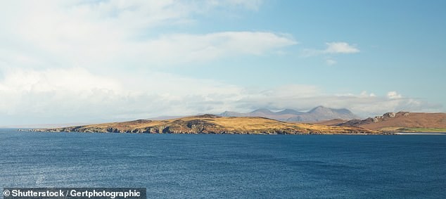 Со кајак до „Островот на Антраксот“: Суров пат низ пештери и карпи до место кое изгледа мирно, но носи ужасна историја