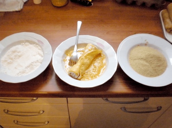 Состојки за најдобрите поховани палачинки: шунка, гауда, кисела павлака и совршено тесто