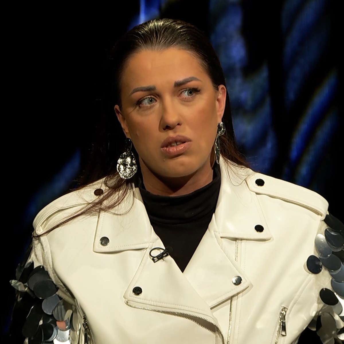 Детство без татко, мајка што се жртвува и тишина што ја крши првиот телефонски број