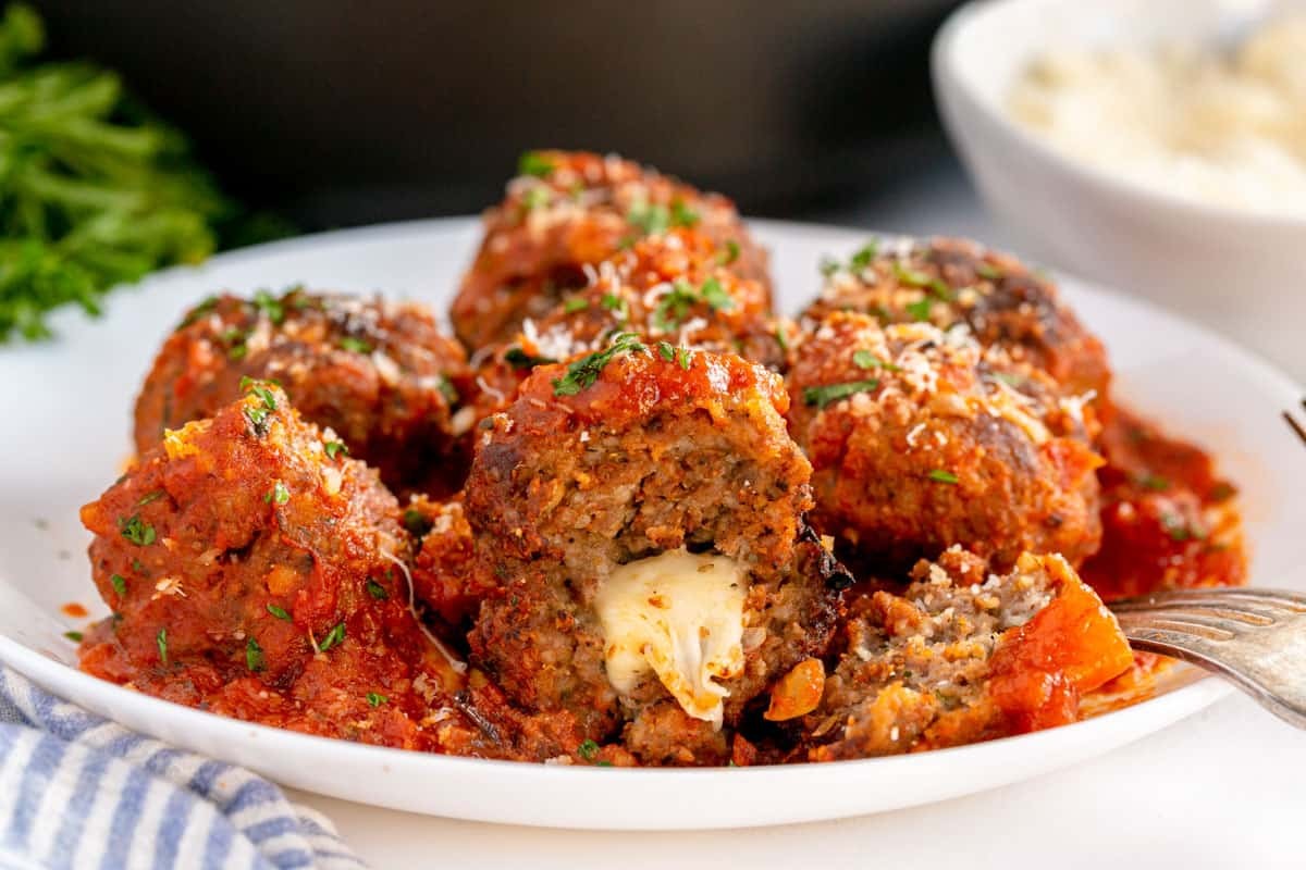 Сите потребни состојки за вистинско гурманско задоволство: Мешање на пилешко, говедско и свинско, обилно сирење и свежи зачини