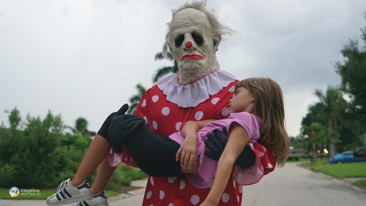 Кловнот Ринклс – кога родителите плаќаат да ги исплашат сопствените деца