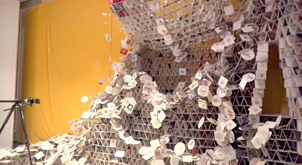 120 часа макотрпна работа и 63.000 подметачи за пиво – уметникот се надеваше на светски рекорд