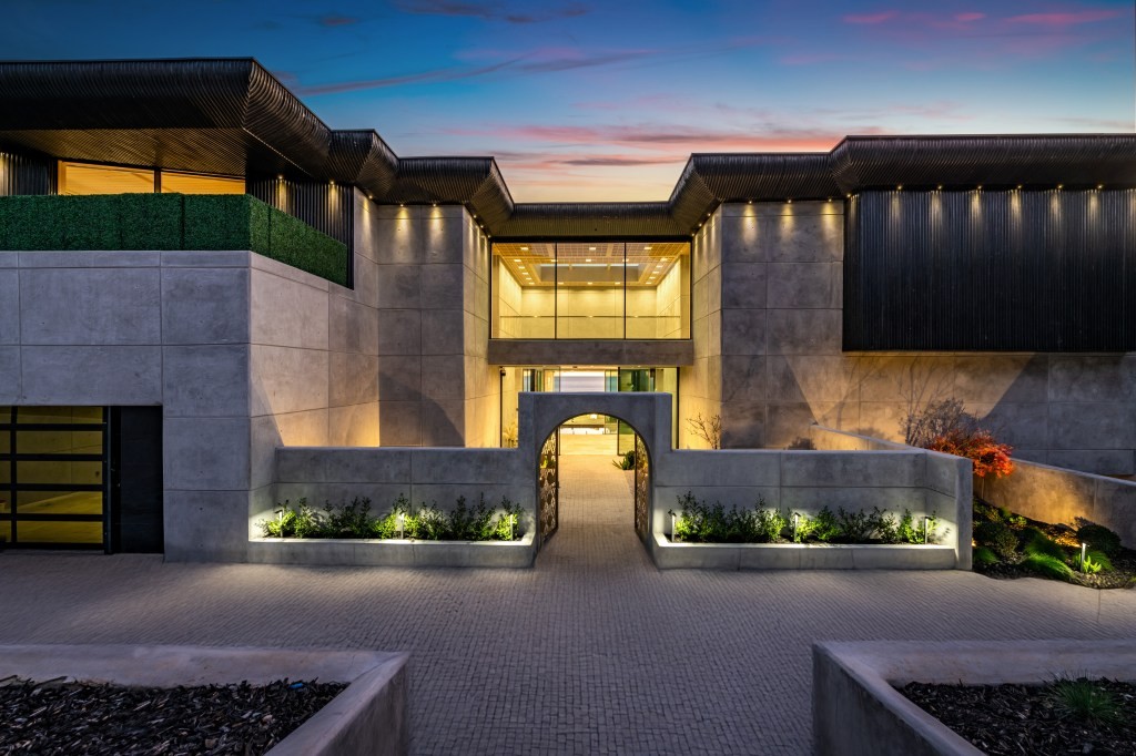 Соединување на брутализам и зен: Минмалистички ентериери, стакло, и панорамски погледи кон Пацификот