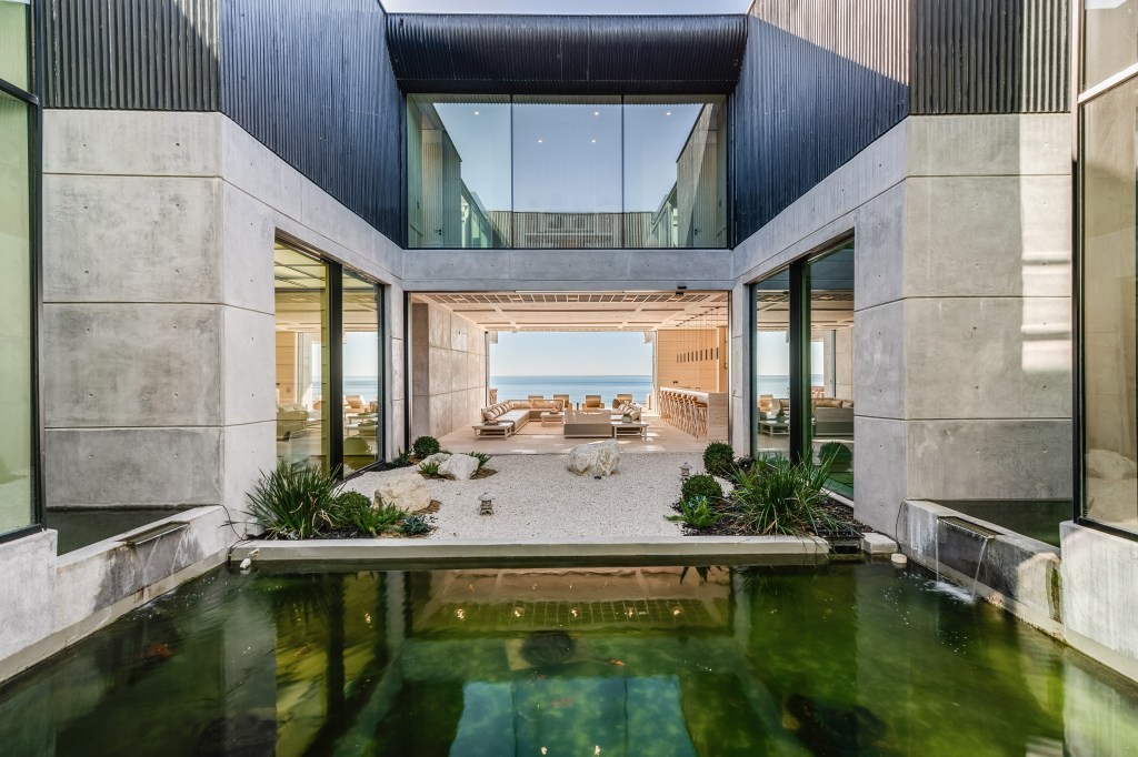 Базен долг 54 метри што го спојува домот со морето