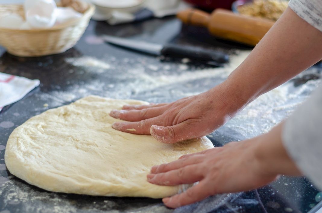 Како да подготвите најмеко и највкусно пица тесто со совршен вкус и кора