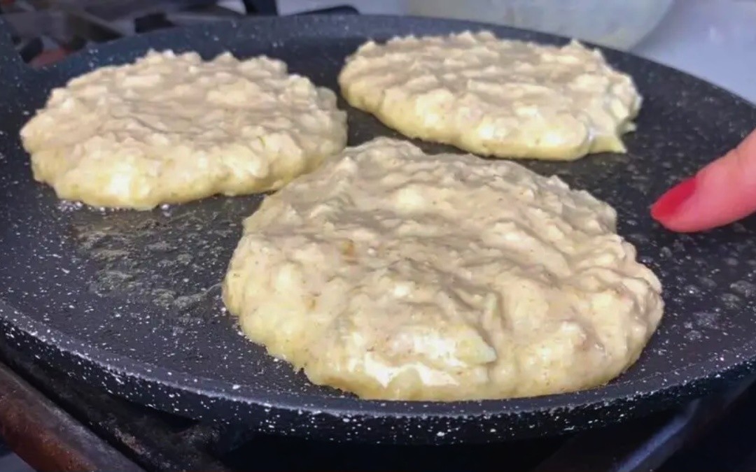 Започнете го утрото со најсочните палачинки од јаболка – Брз појадок кој сите ќе го засакаат