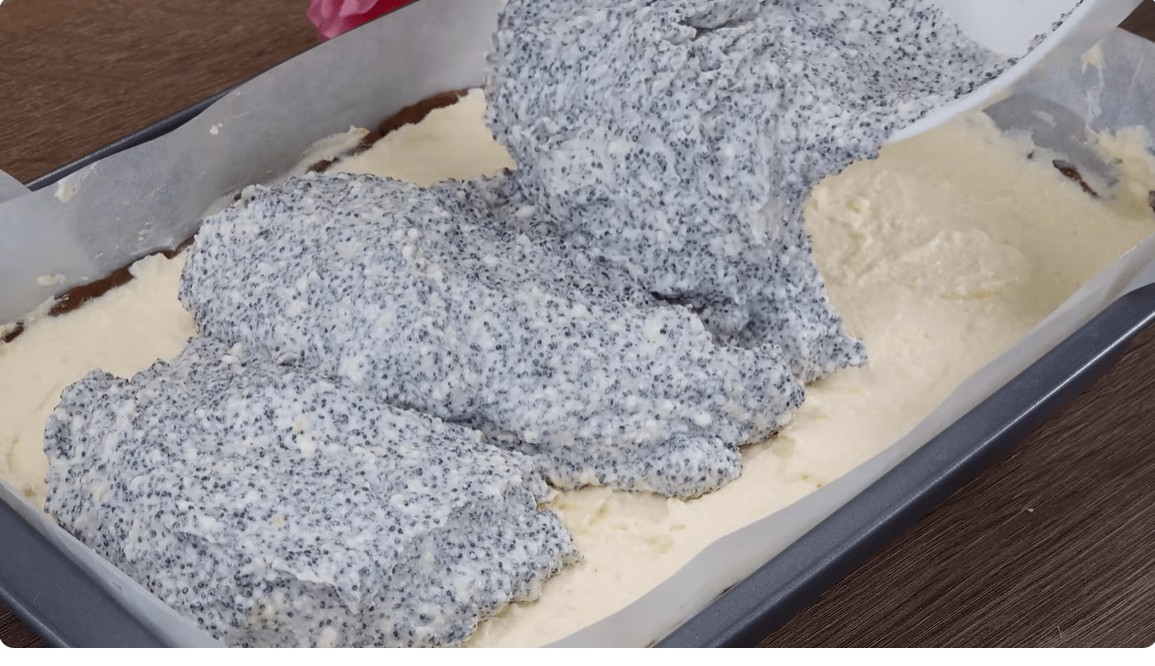 Десерт кој го буди детството и ѝ дава модерна нота: Домашни мак коцки што се топат во уста и го исполнуваат домот со топлина и арома