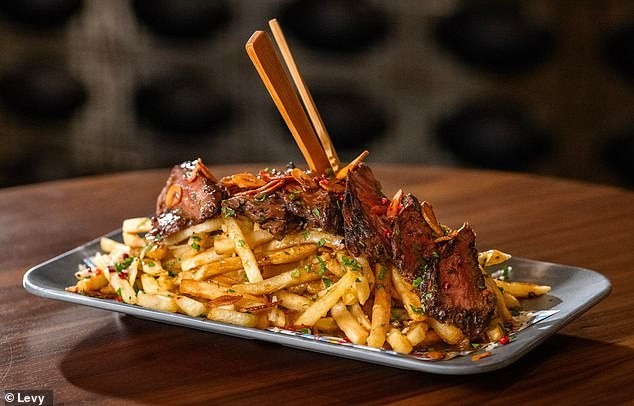 Gilroy Garlic Steak Frites: filete de res con salsa au poivre y pimienta rosa