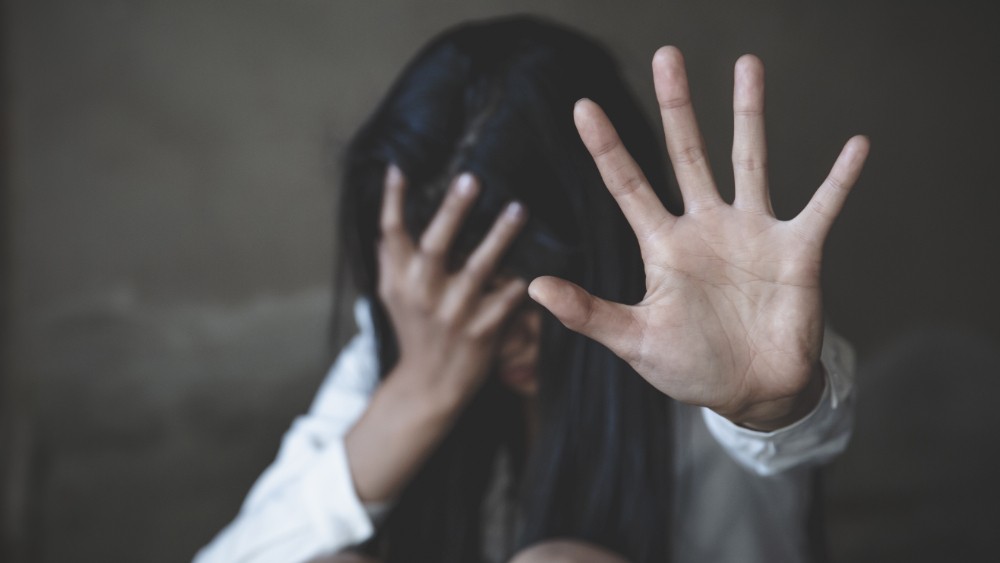 „Предаторот ви е дома, а вие не сте свесни“: Александра Урошевиќ предупредува дека трговијата со луѓе денес почнува на телефонот на вашето дете