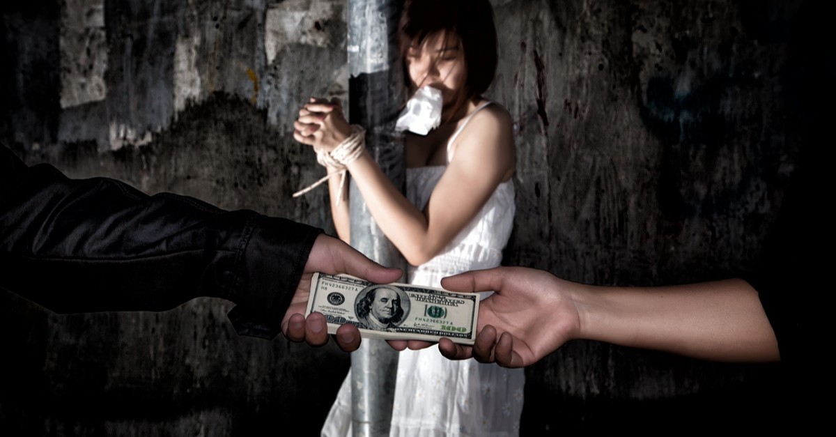 „Ловербој“ модел: кога љубовната врска станува стапица за уцена и манипулација