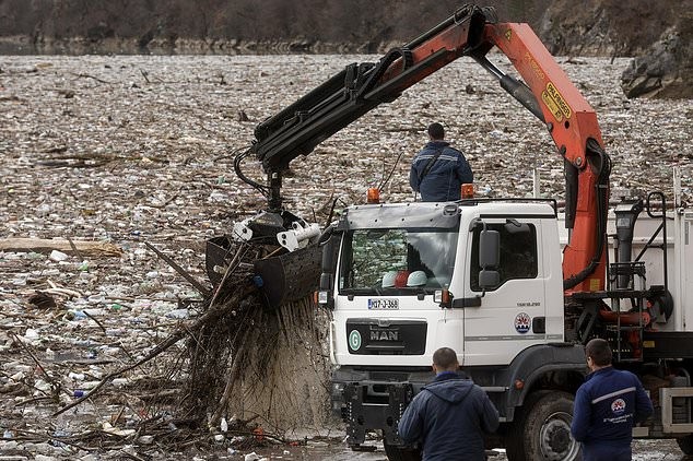 Con l'inverno arriva la spazzatura il Drina in Bosnia è soffocato da tonnellate di rifiuti