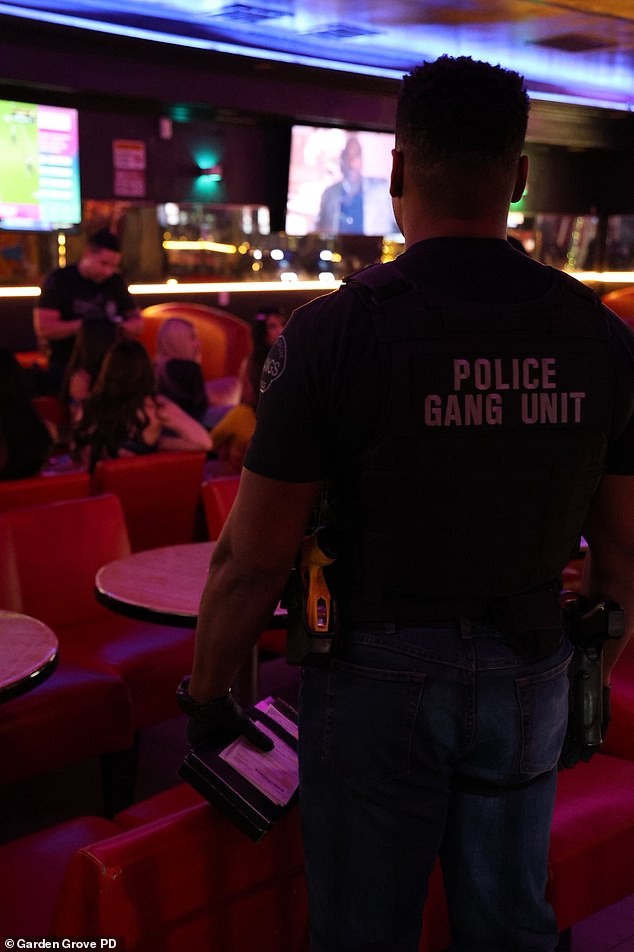 Полицијата откри кафуле што нуди стриптиз и приватни танци за пари, со можност гости да донесат сопствен алкохол за 30 долари