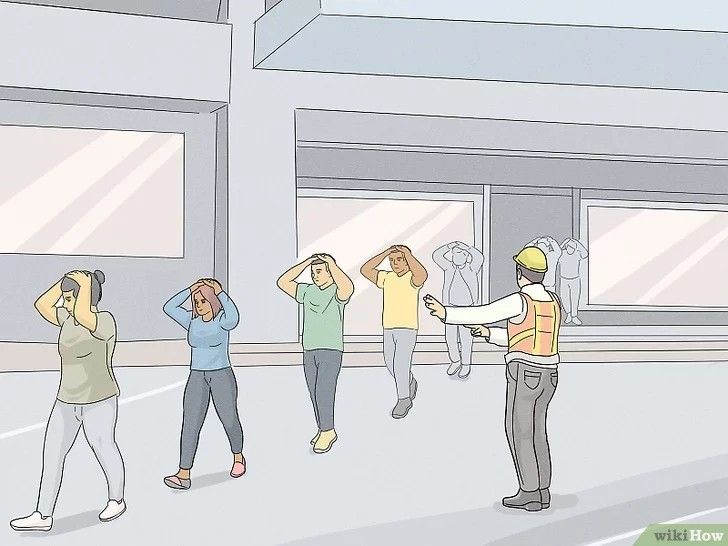 Ако си ВО ЗАТВОРЕН ПРОСТОР остани таму! Најбезбедно е под маса, далеку од прозорци и кујна