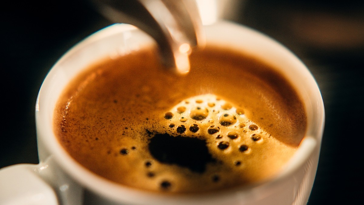 Дали кафето го зголемува крвниот притисок? Еве колку е смеете да испиете