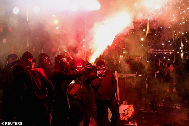 Пекол во Тирана: Специјалната полиција со солзавец и водени топови против илјадници демонстранти кои протестираа против корупцијата