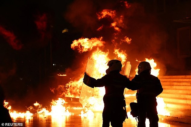 Шеснаесет демонстранти повредени и тринаесет уапсени во жестоки судири со полицијата