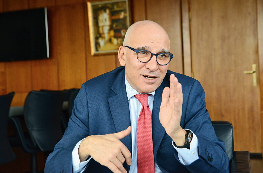 „Само сиромашните мислат дека парите се сè“ – лекциите на банкарот Левон Хампарцумјан за животот, работата и балансот