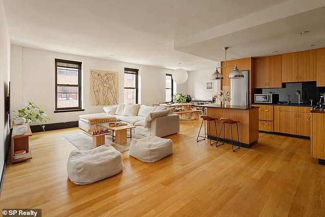 Луксузен ентериер со изложени тули, дневна соба од 58 квадратни метри и западен поглед