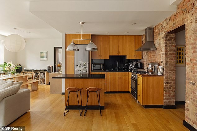 Современа кујна, мермерна бања и спална соба од 6 метри со пет прозорци